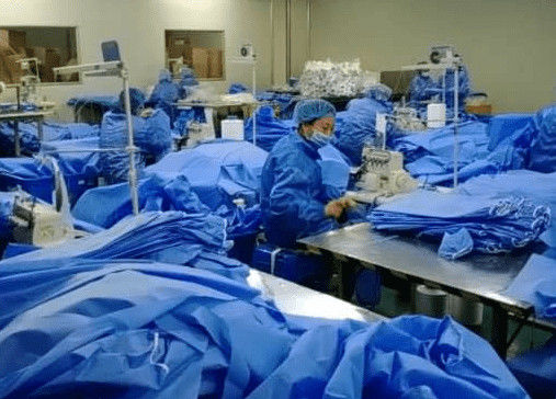 कपास कफ 115x137 सेमी के साथ स्नैप बटन पीपी डिस्पोजेबल लैब कोट